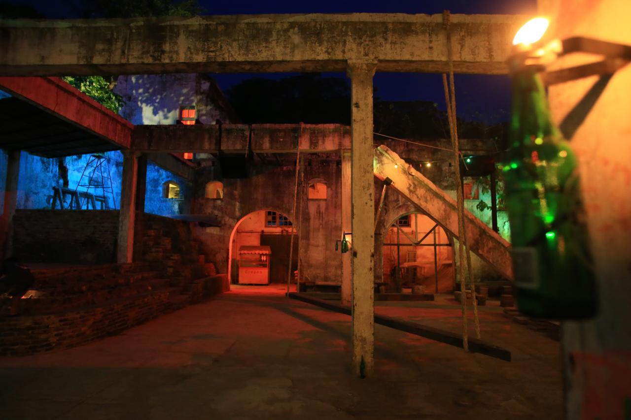 Bat & Arrow 2* Padang (Sumatra)